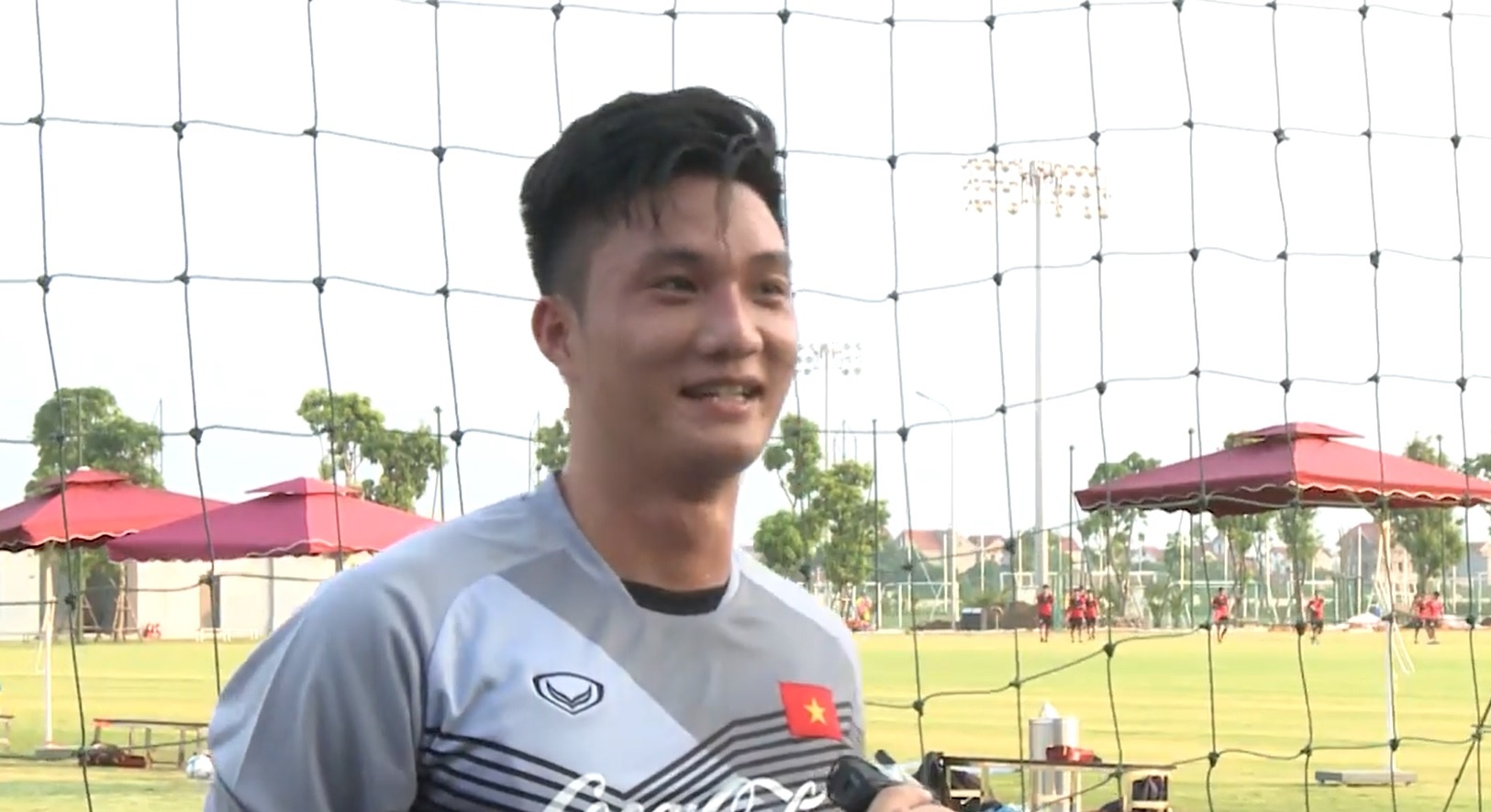 Thu mon Van Hoang tu tin dep trai hon Tien Dung va Van Lam hinh anh