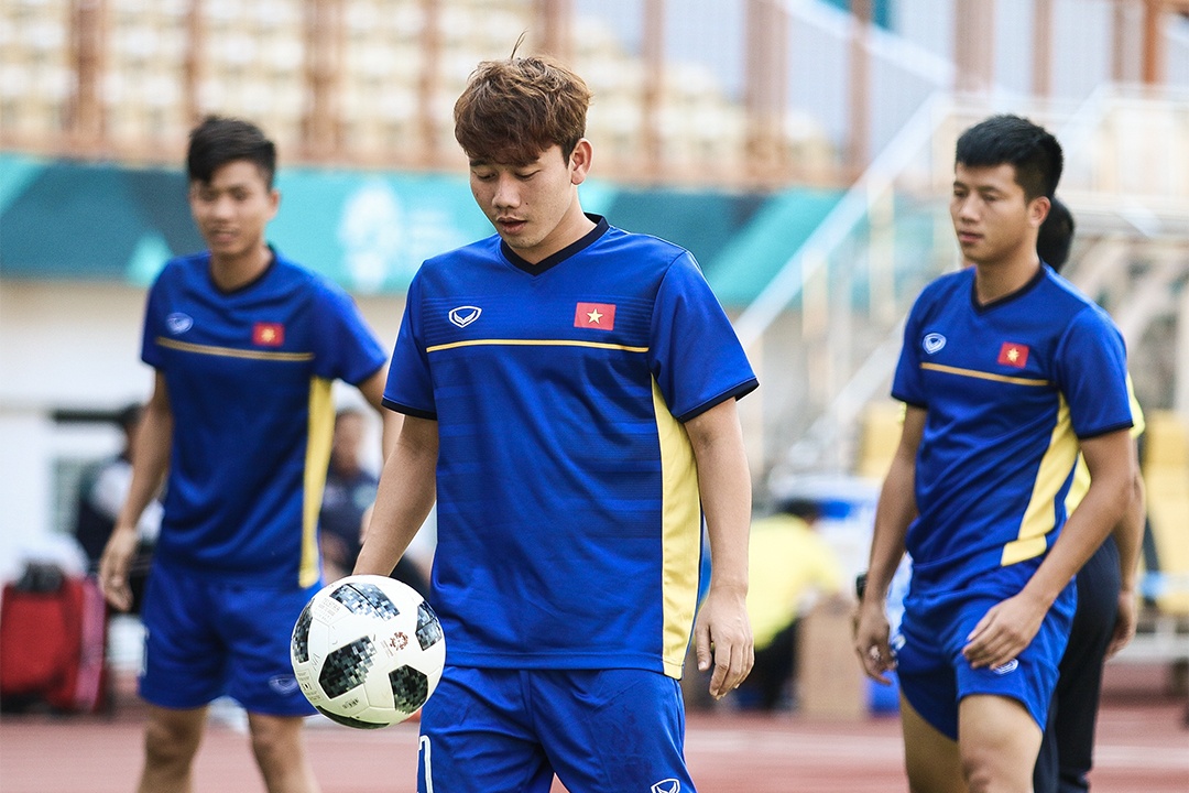 Bui Tien Dung khoi dong va mo hoi truoc dai chien Olympic Nhat Ban hinh anh