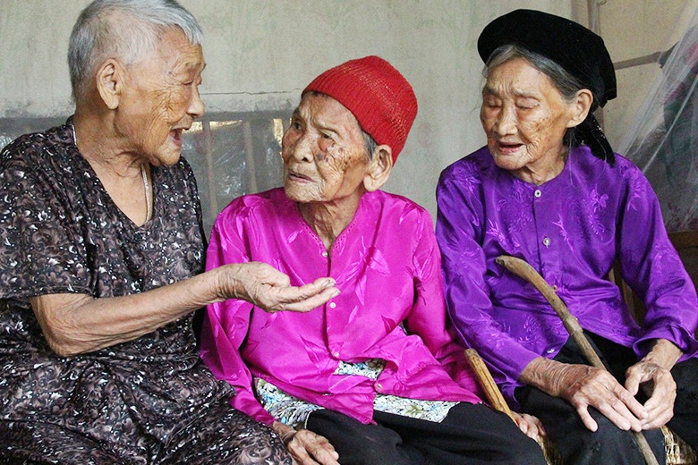 Cuoc song lac quan cua 3 chi em ruot deu tren 100 tuoi hinh anh