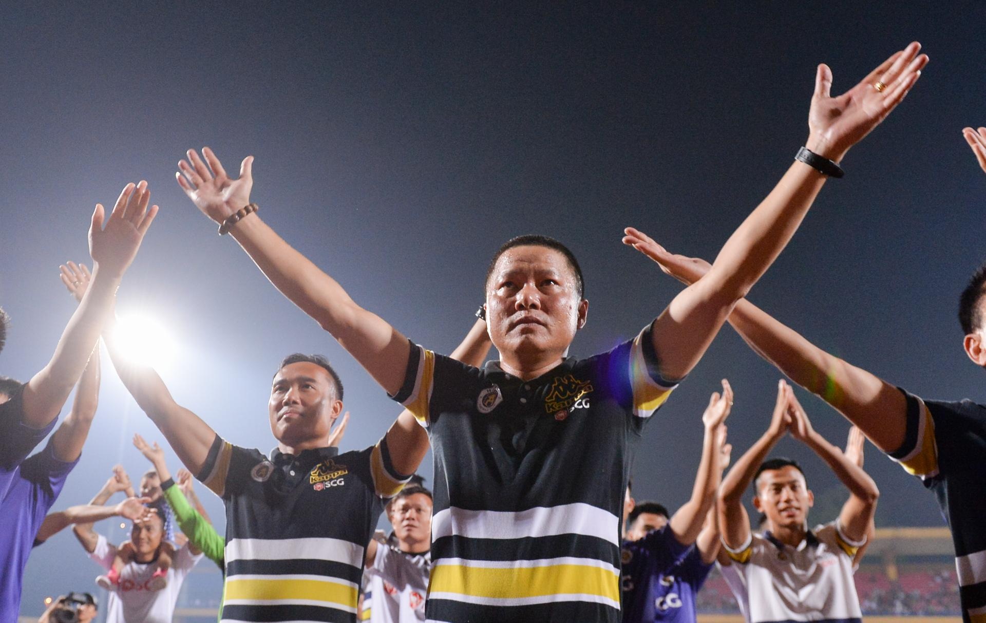 HLV Chu Dinh Nghiem khong dam noi voi hoc tro ve muc tieu vo dich hinh anh