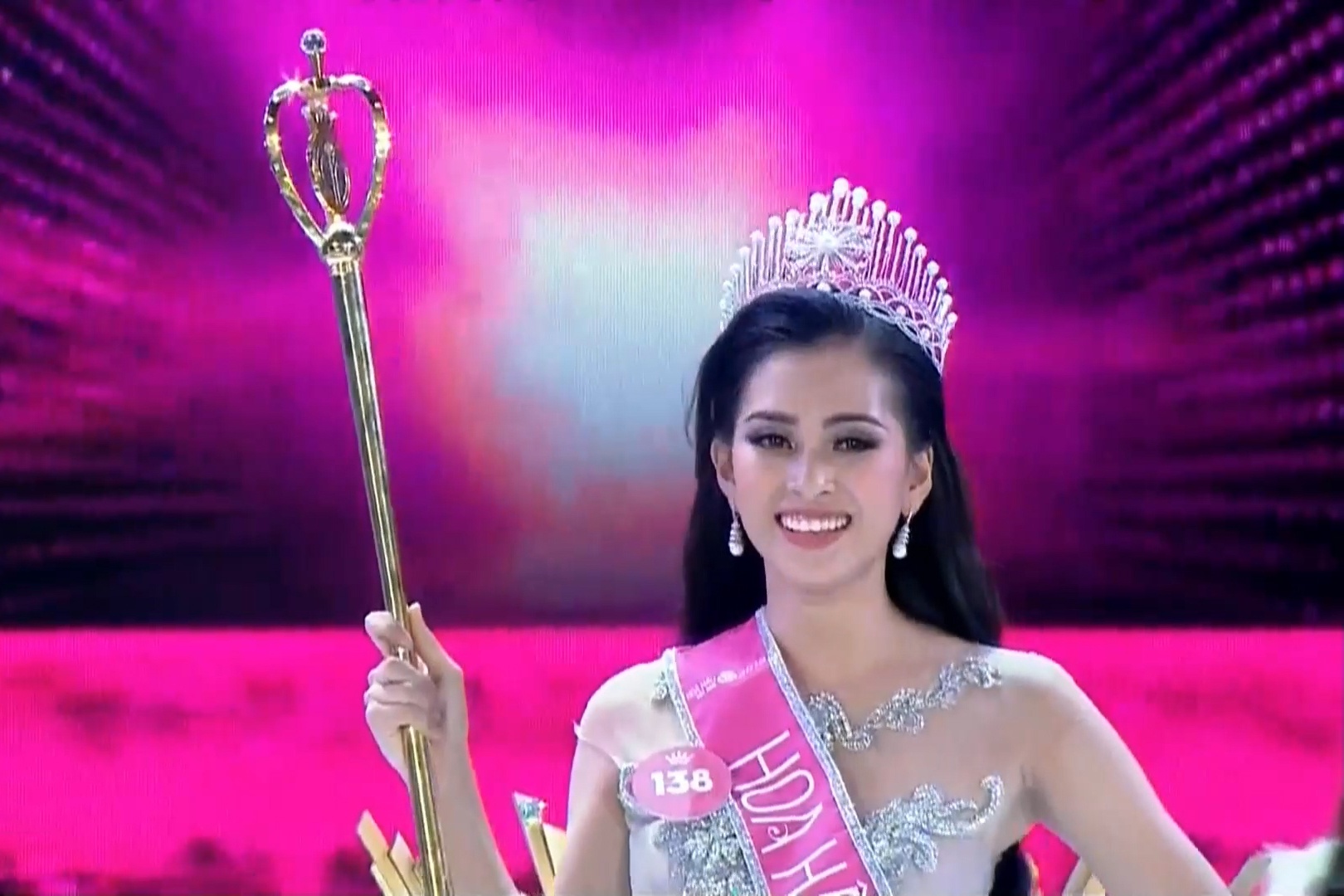 Khoanh khac Tran Tieu Vy dang quang Hoa hau Viet Nam 2018 hinh anh