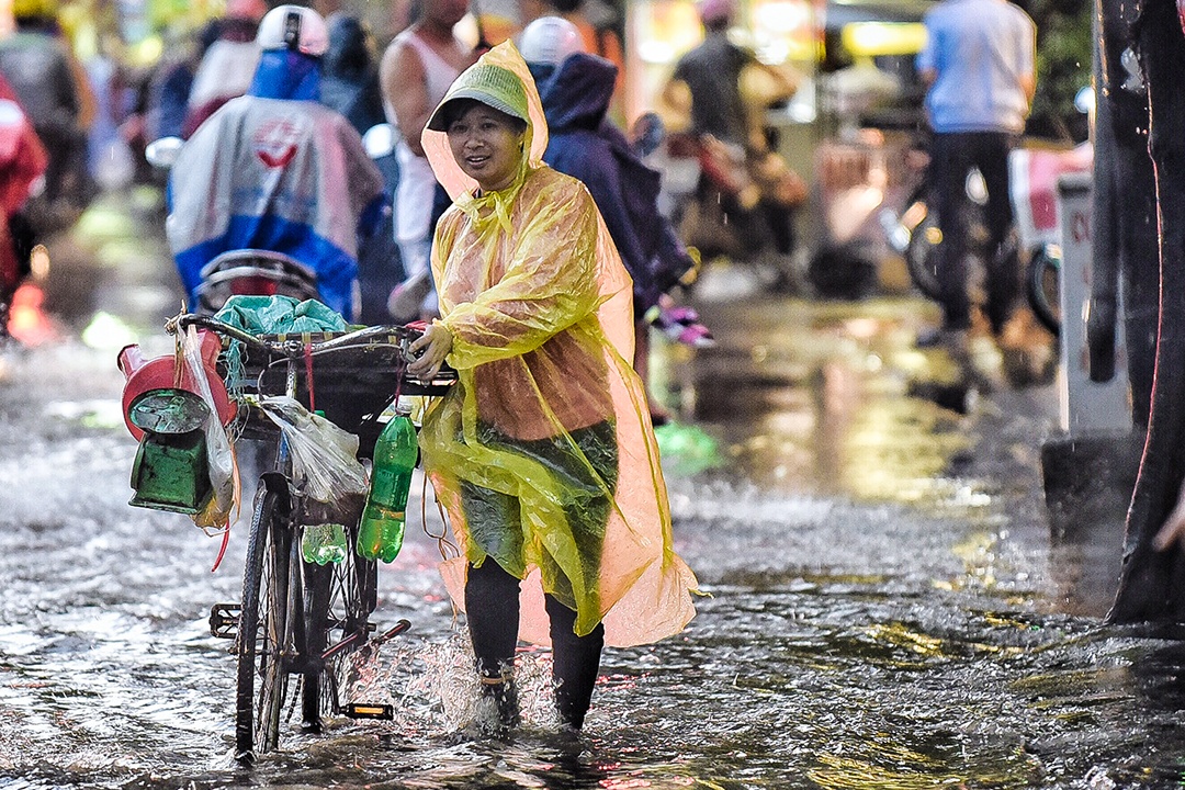 Nguoi Ha Noi chat vat ve nha gio tan tam sau mua lon hinh anh
