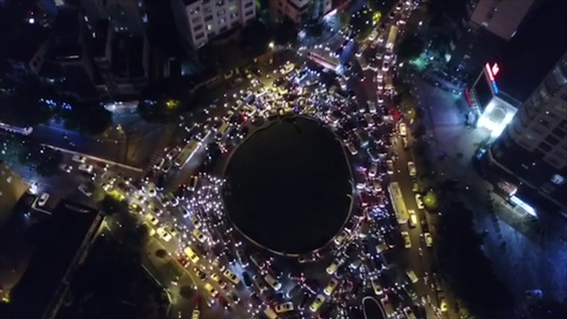 Canh duong pho thu do un tac sau mua lon nhin tu tren cao hinh anh