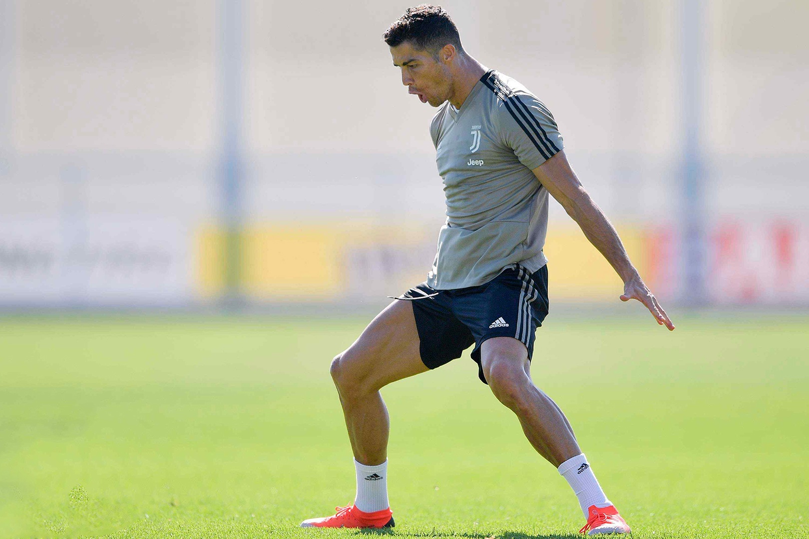 Ronaldo tap luyen hung khoi giua luc bi cao buoc hiep dam hinh anh