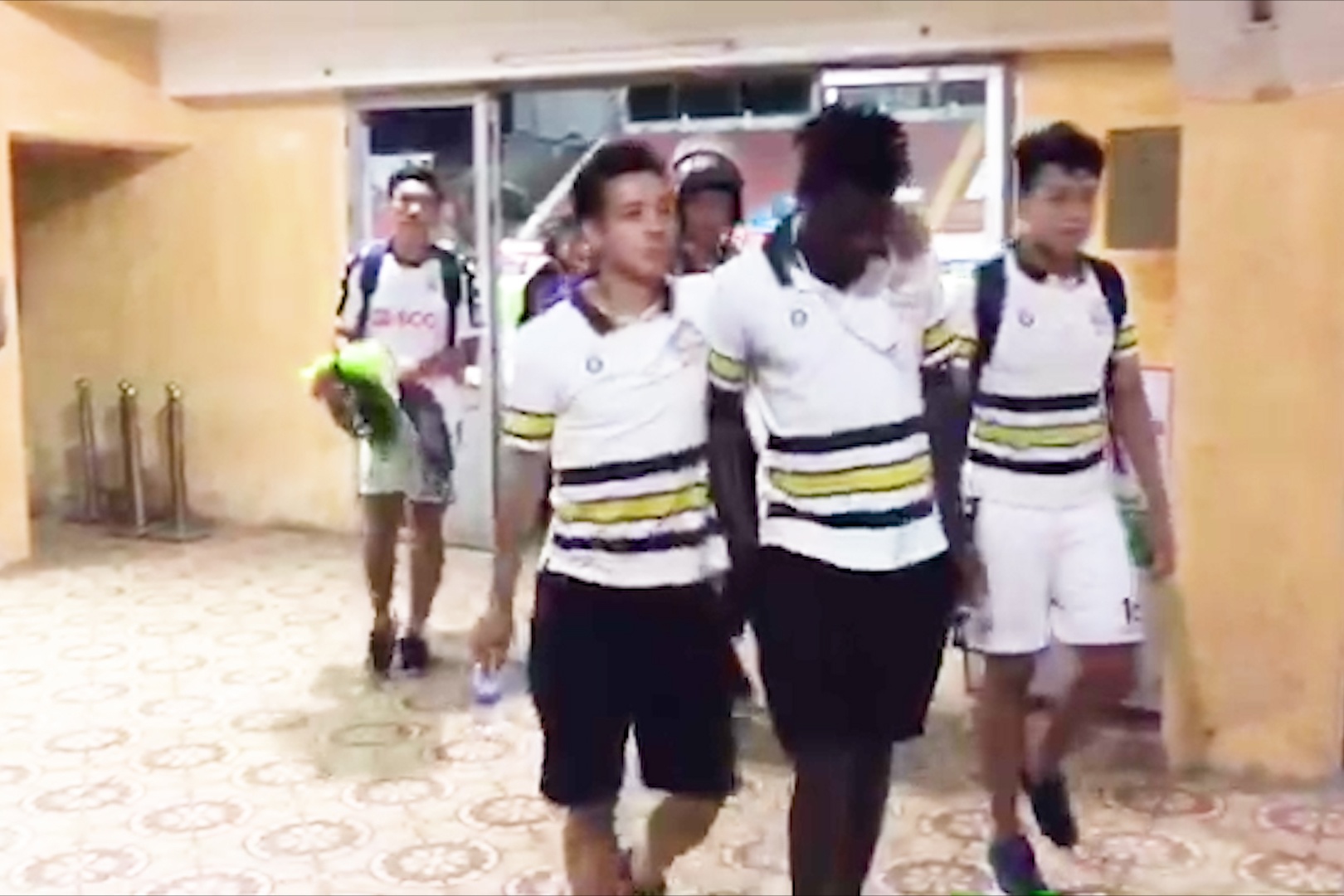 Canh sat co dong giup cau thu Ha Noi roi san Lach Tray hinh anh