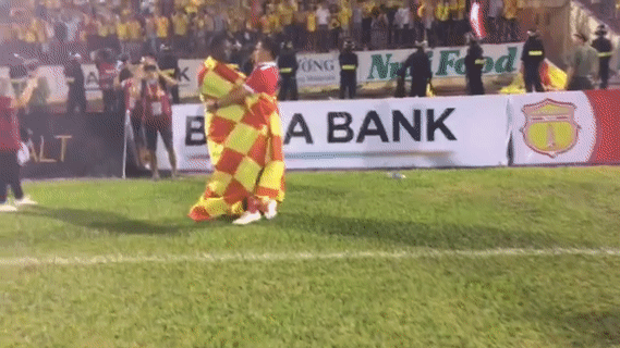 Nguoi hung CLB Nam Dinh roi le khi fan ho vang ten minh hinh anh