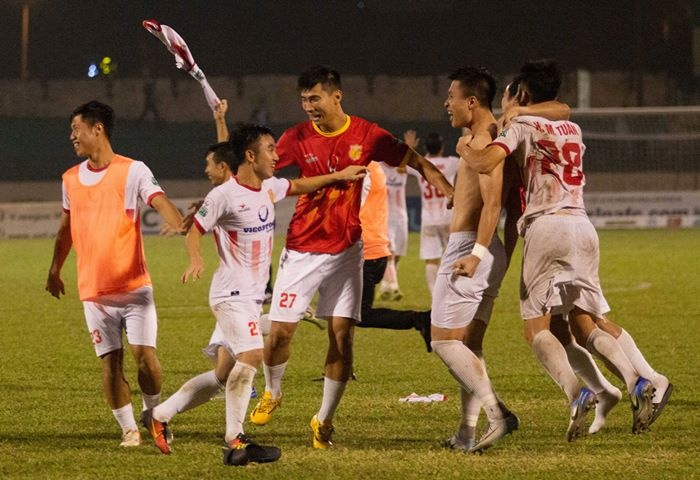 Tan binh DTVN 'vo oa' cam xuc sau khi giup Nam Dinh tru hang hinh anh