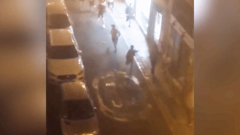 Video hooligan Anh thao chay khi doi dau canh sat Tay Ban Nha hinh anh