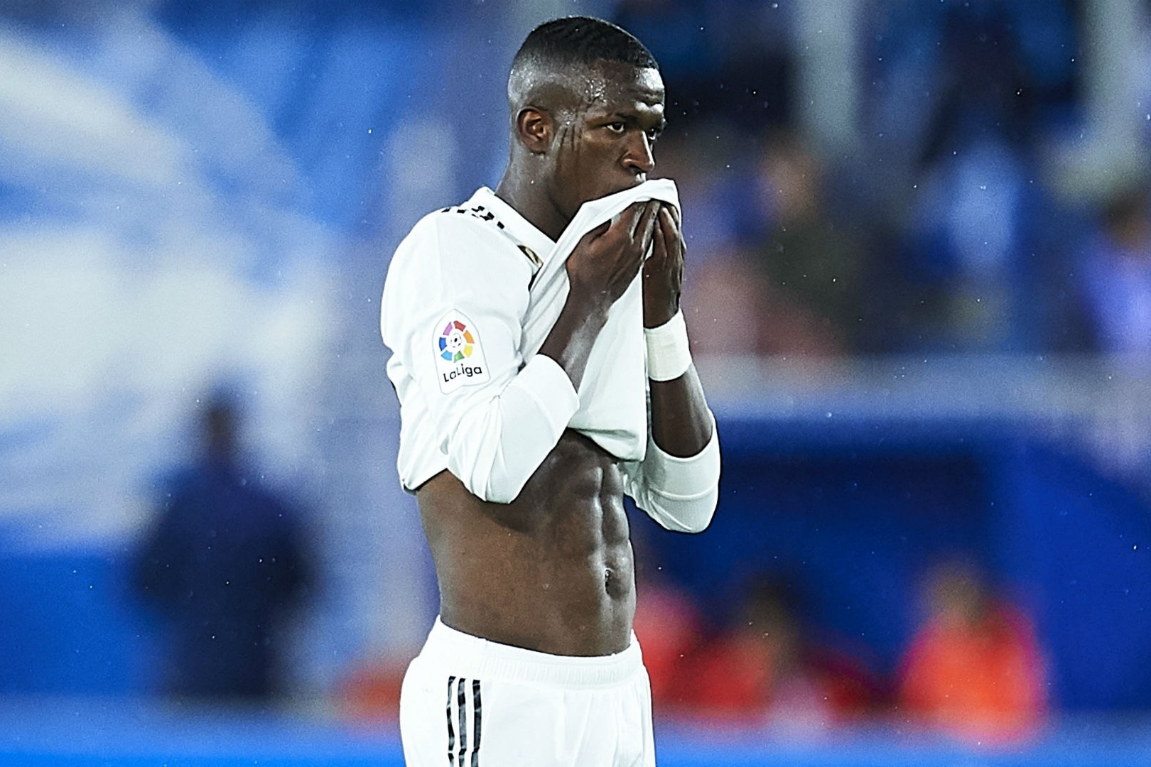 Sao tre Real Madrid bi duoi khoi san sau khi ghi ban dep mat hinh anh