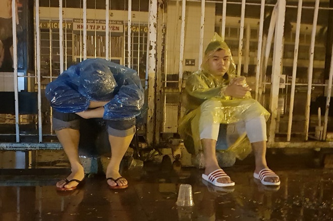 Nguoi ham mo doi mua tu dem 'san ve' xem DT Viet Nam hinh anh