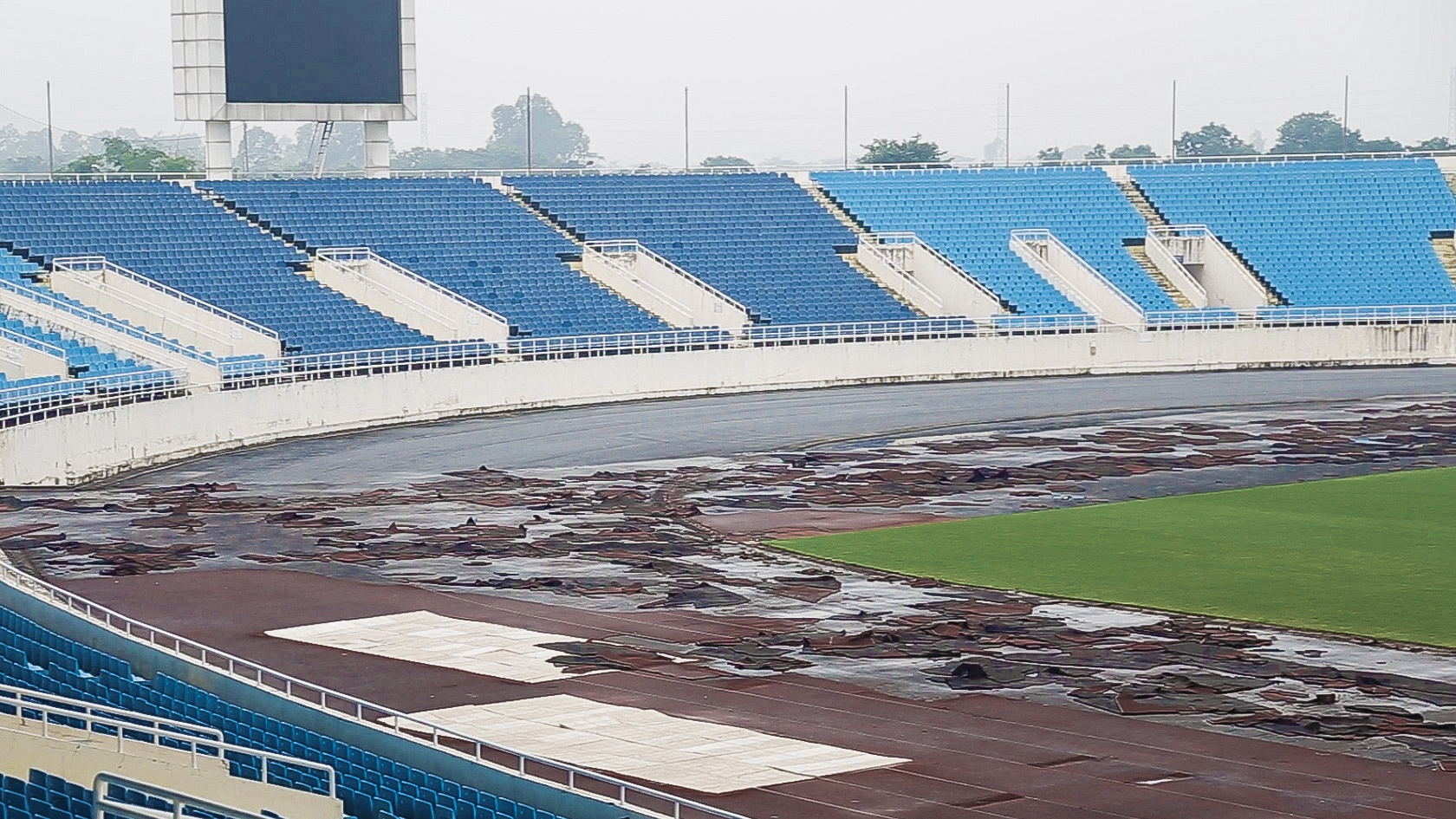 Duong pitch duoc don dep, san My Dinh chuan bi tiep don tuyen Malaysia hinh anh