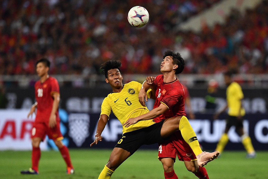 Tinh huong Cong Phuong, Quang Hai bi cau thu Malaysia choi xau hinh anh