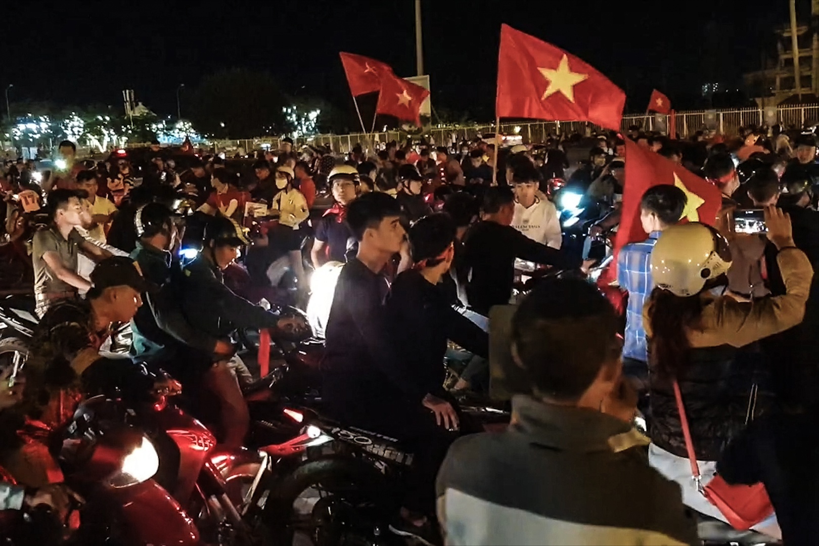 Co dong vien Ha Noi 'bao' o My Dinh sau chien thang cua tuyen Viet Nam hinh anh