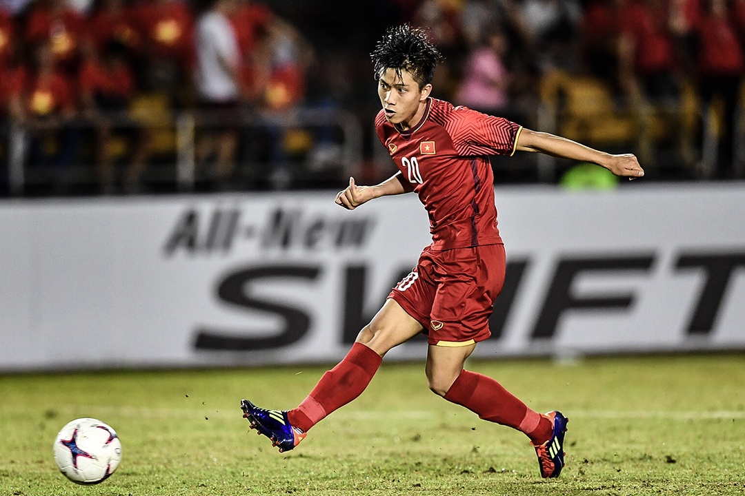 Van Duc 'xau kim' thu mon Philippines, ghi ban 2-1 hinh anh