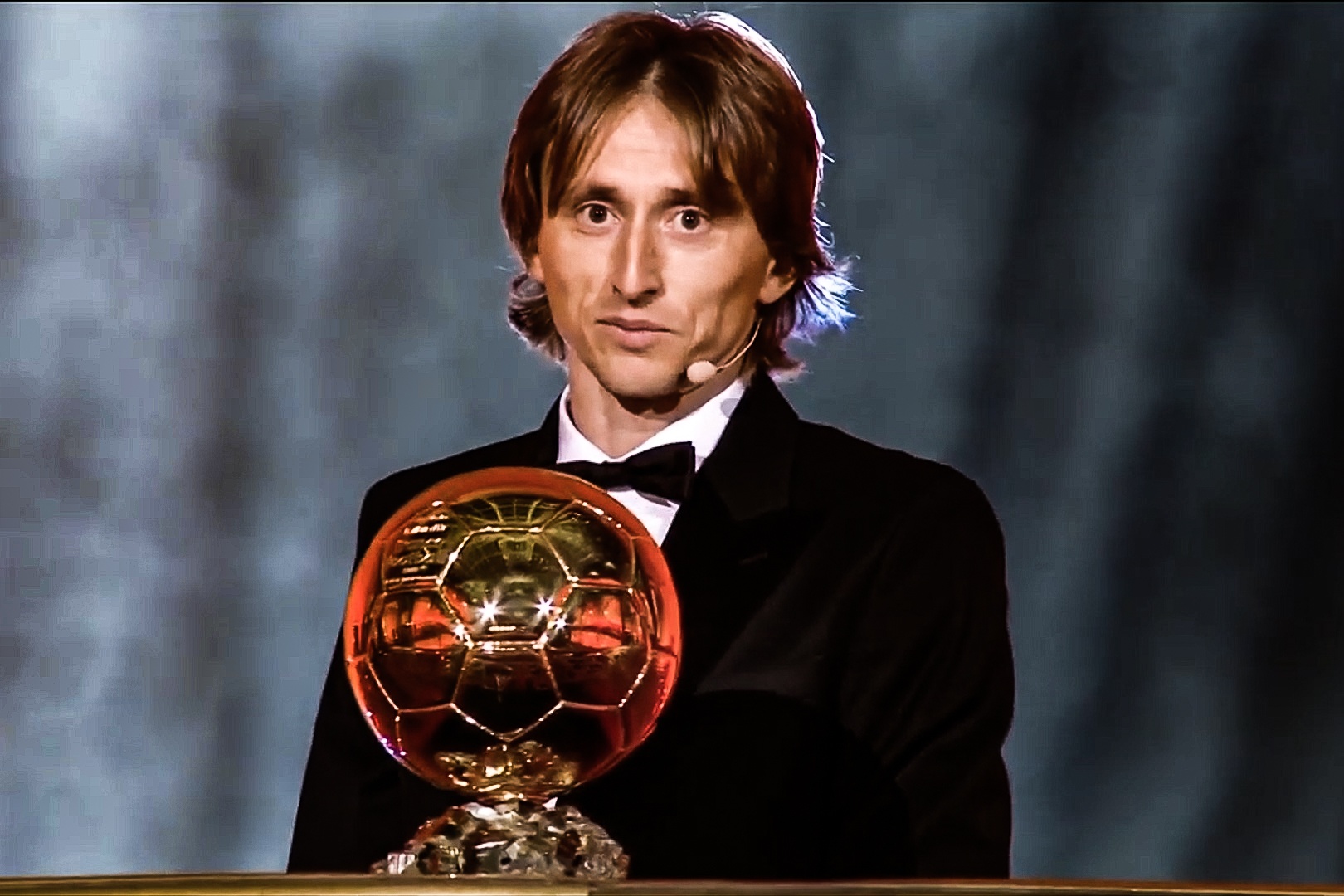 Khoanh khac Luka Modric nhan danh hieu Qua bong vang 2018 hinh anh