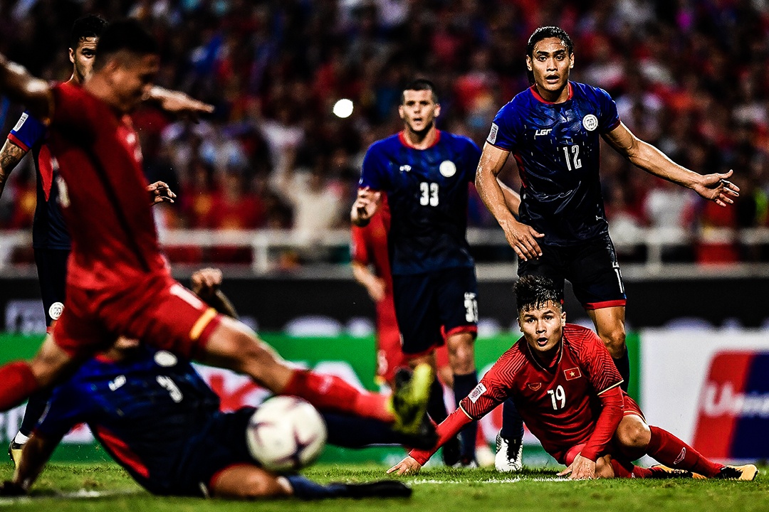 Video Quang Hai lien tuc bi pham loi trong tran gap Philippines hinh anh