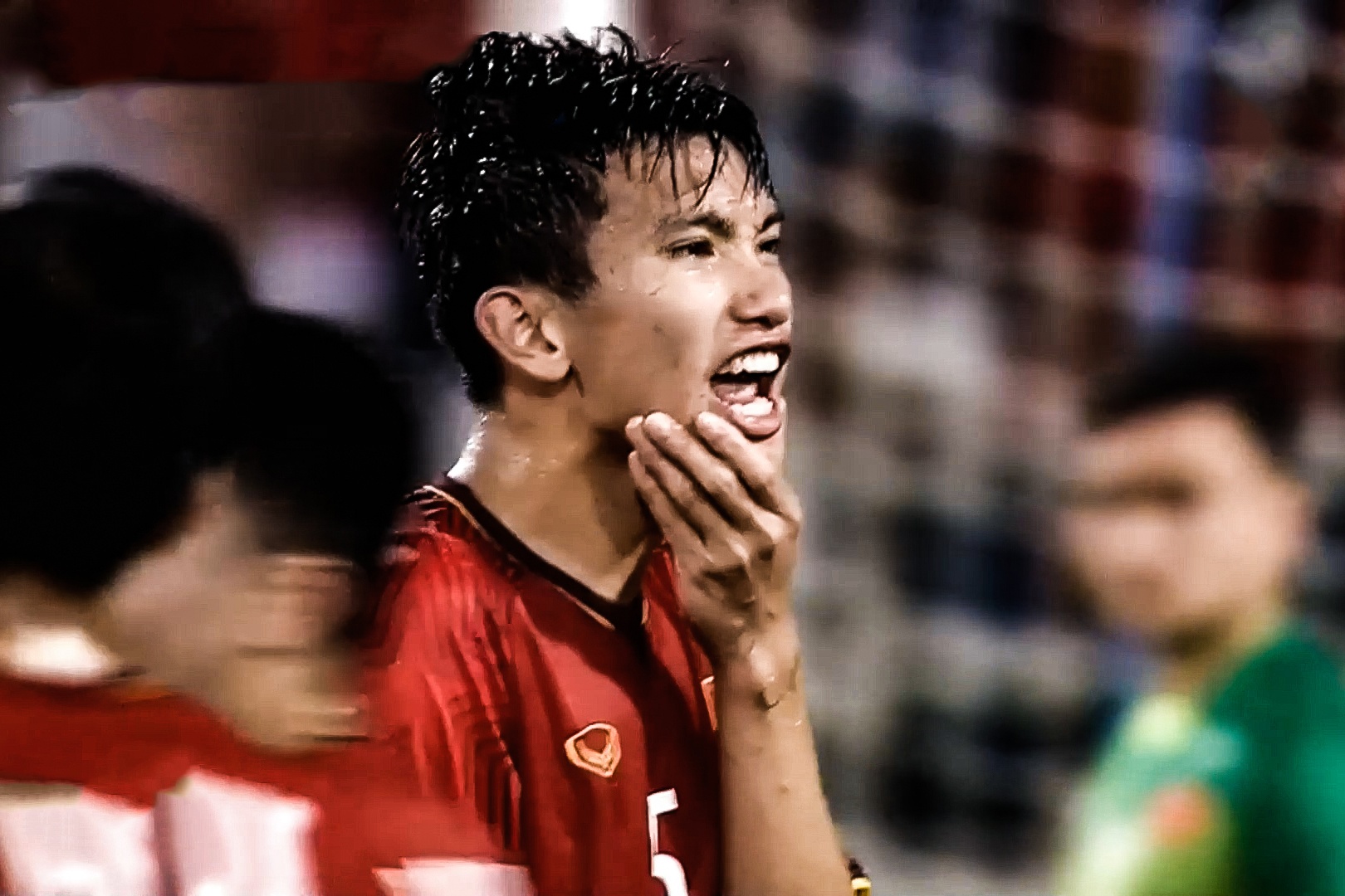 Tinh huong Van Hau bi cau thu Philippines choi xau hinh anh