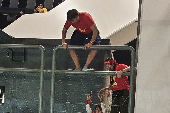 Bi an ninh Malaysia ngan can, CDV treo rao vao xem chung ket AFF Cup hinh anh