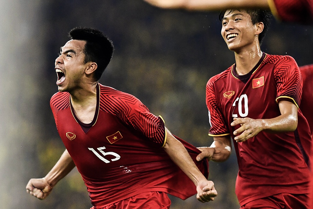 Cu sut xa ghi ban cua Duc Huy trong tran chung ket AFF Cup hinh anh