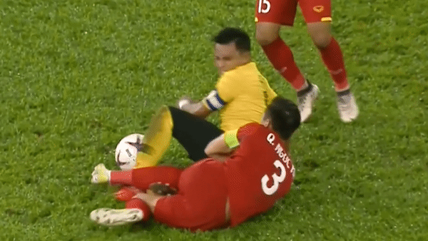 Nhung pha pham loi tho bao cua Malaysia trong tran chung ket AFF Cup hinh anh