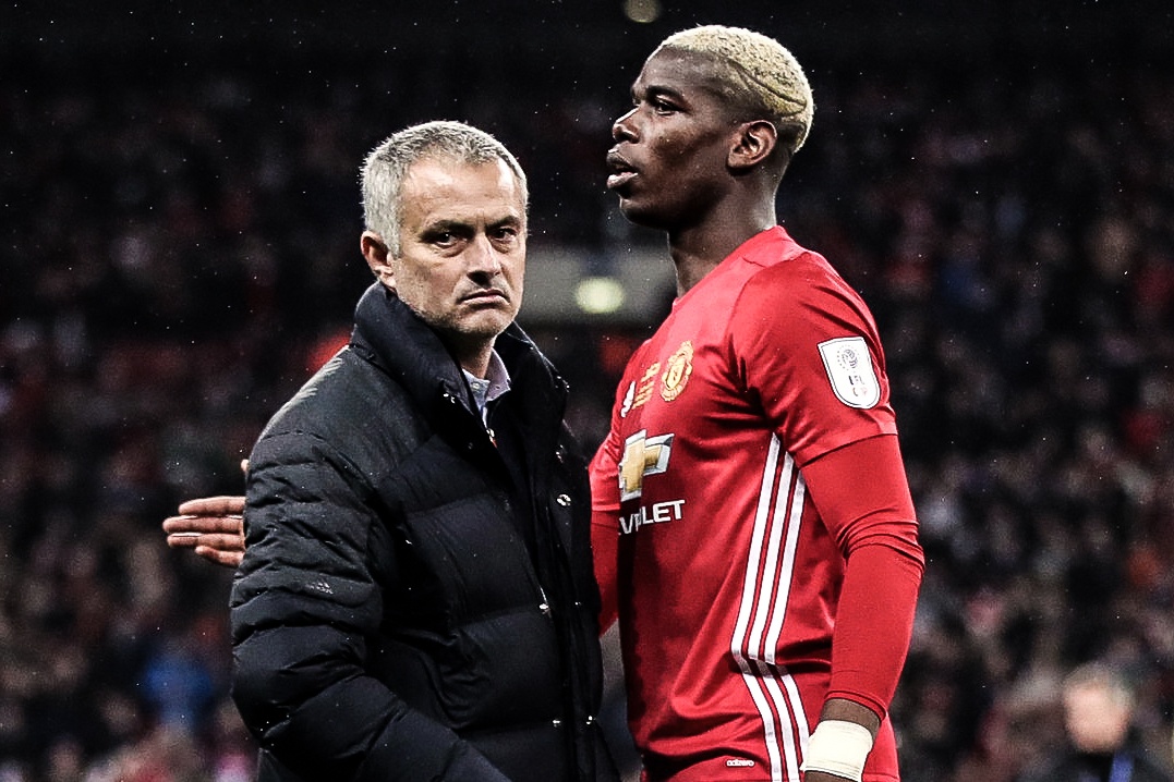 HLV Mourinho kho chiu khi bi hoi ve Pogba hinh anh