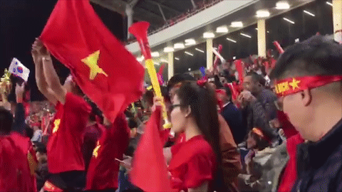 Co dong vien Viet Nam phu do khan dai san My Dinh hinh anh