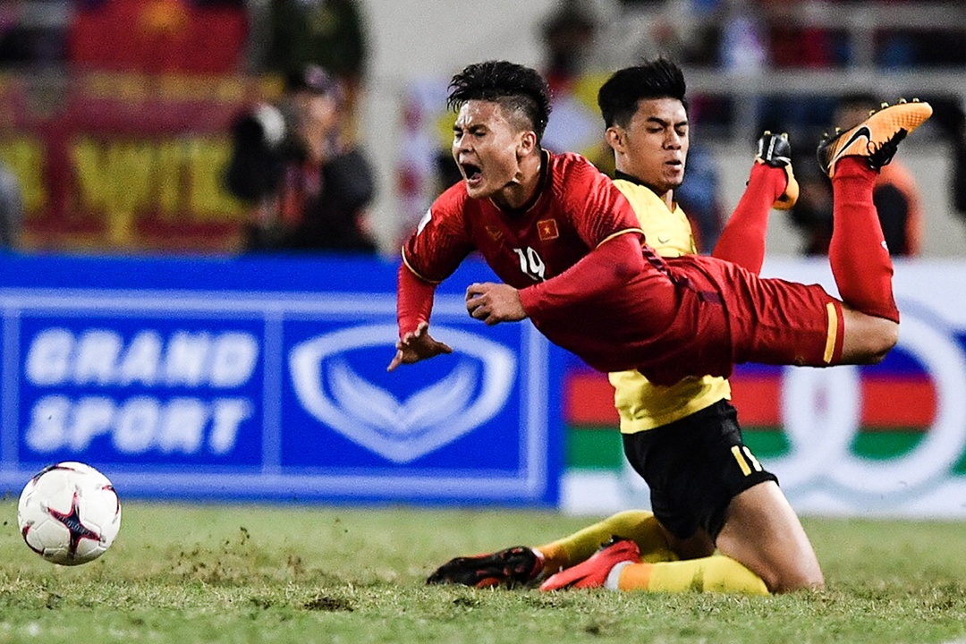 Nhung pha pham loi cua Malaysia trong tran chung ket AFF Cup luot ve hinh anh