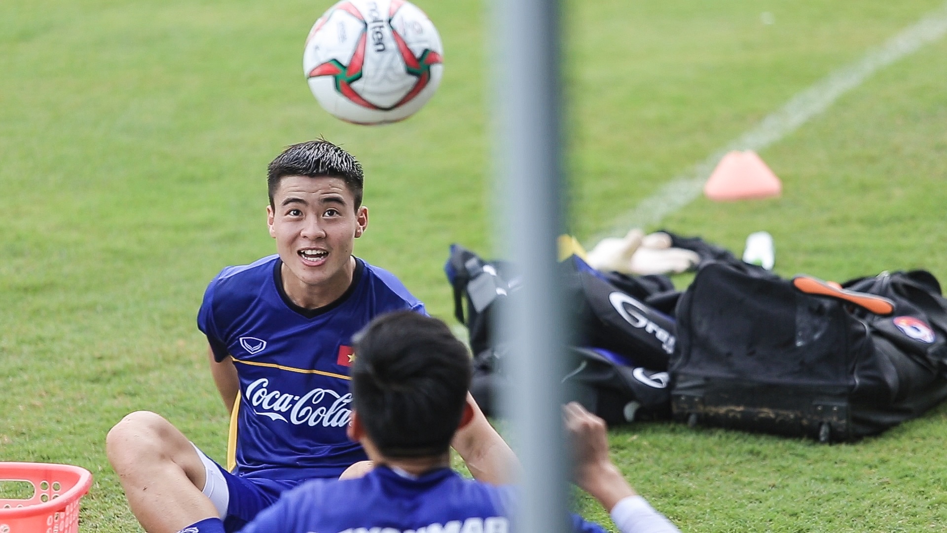 Duy Manh, Van Hau choi chuyen bong bang dau trong buoi tap hinh anh