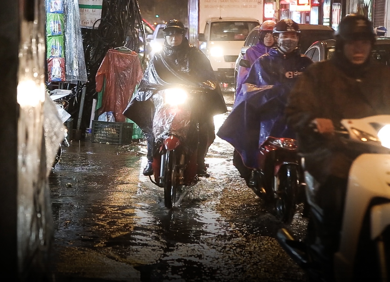 Nguoi dan vat va di lai trong ngay Ha Noi don dot ret ky luc hinh anh