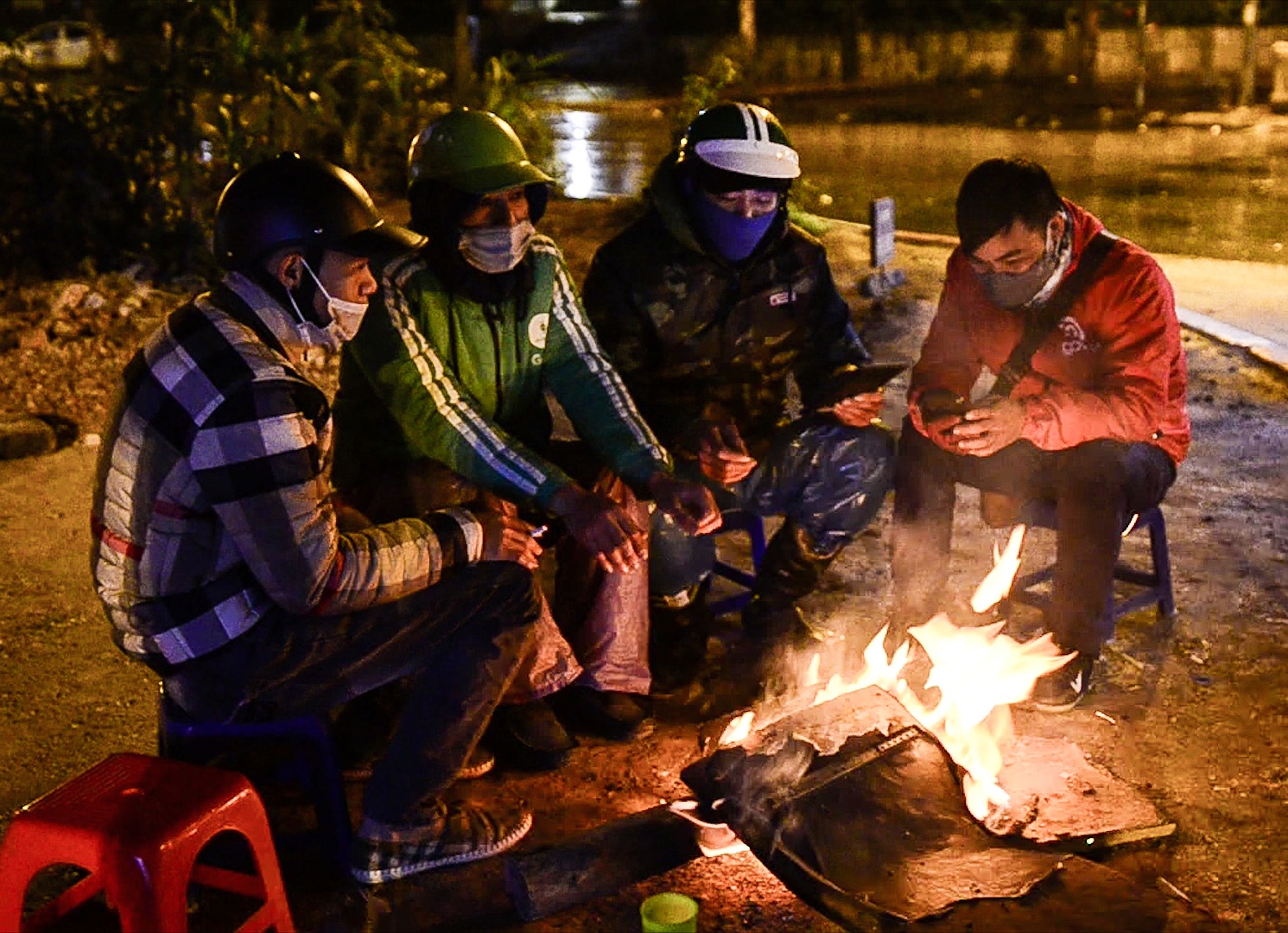 Nguoi Ha Noi dot lua suoi am trong dem gia ret hinh anh