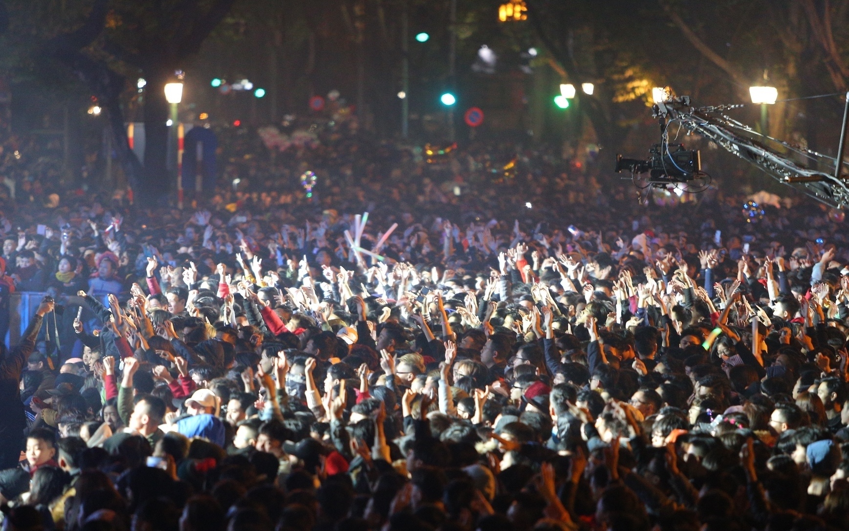 Bien nguoi tai Ha Noi cuong nhiet theo nhac EDM cho nam moi hinh anh