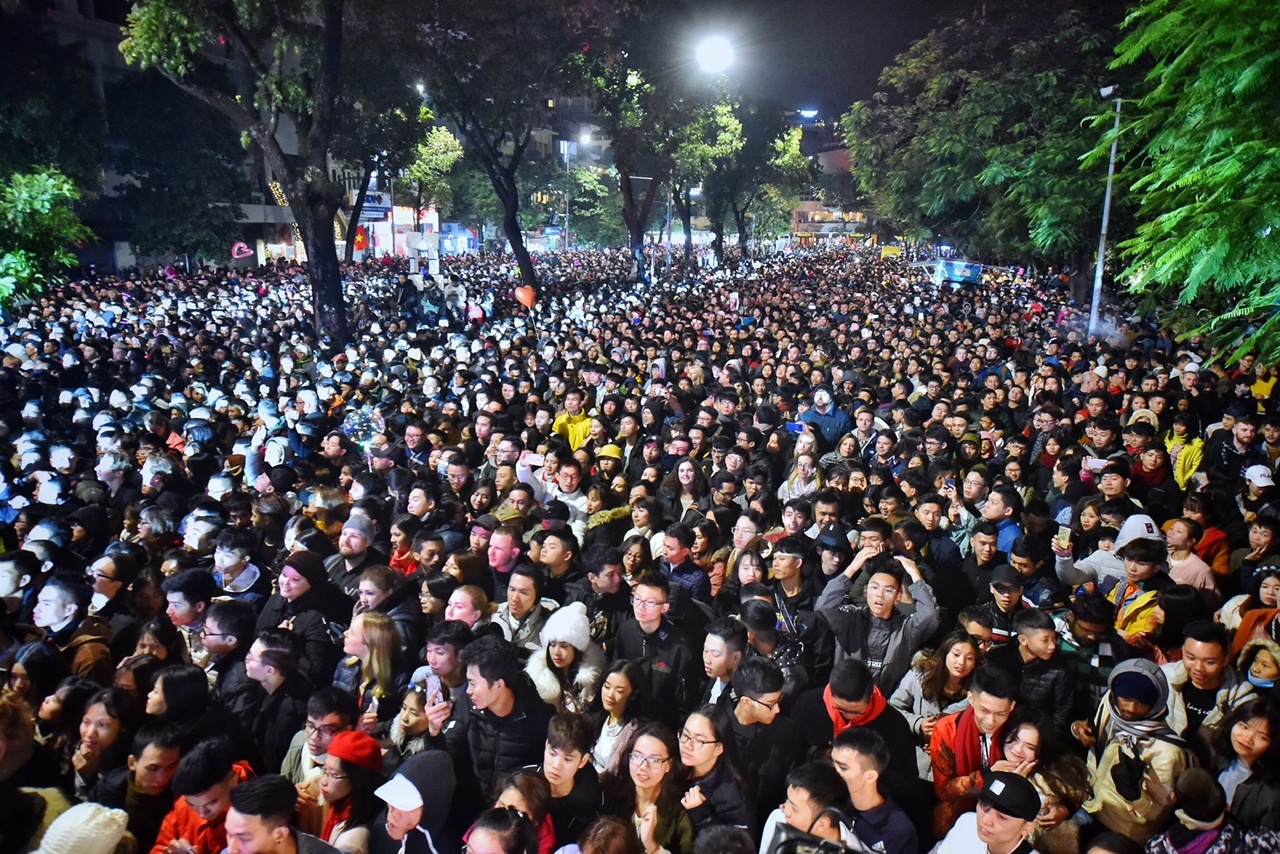 Dong nguoi dong thanh dem nguoc chao nam 2019 hinh anh