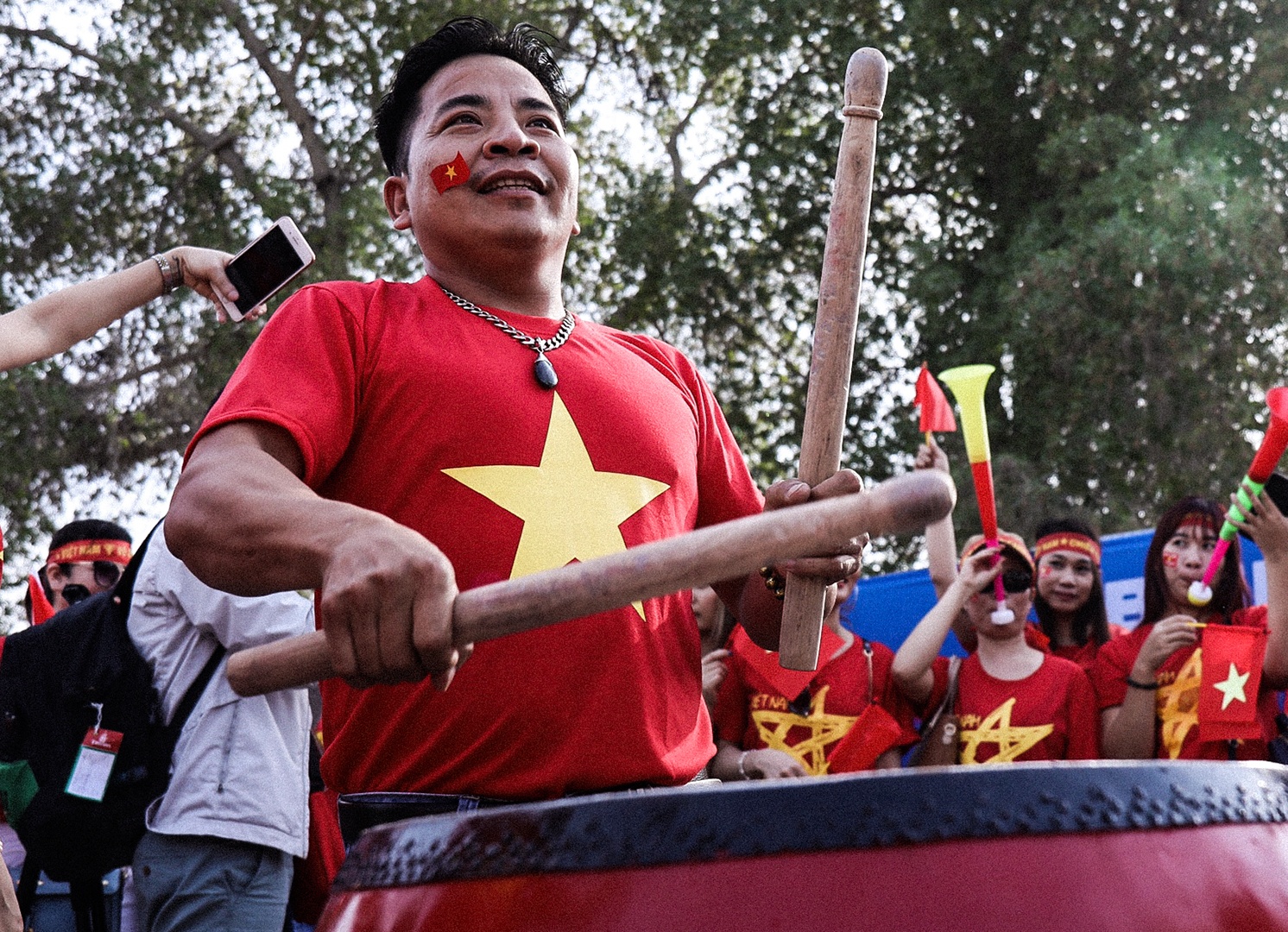 Fan Viet Nam huyen nao ben ngoai SVD truoc tran gap Iraq hinh anh