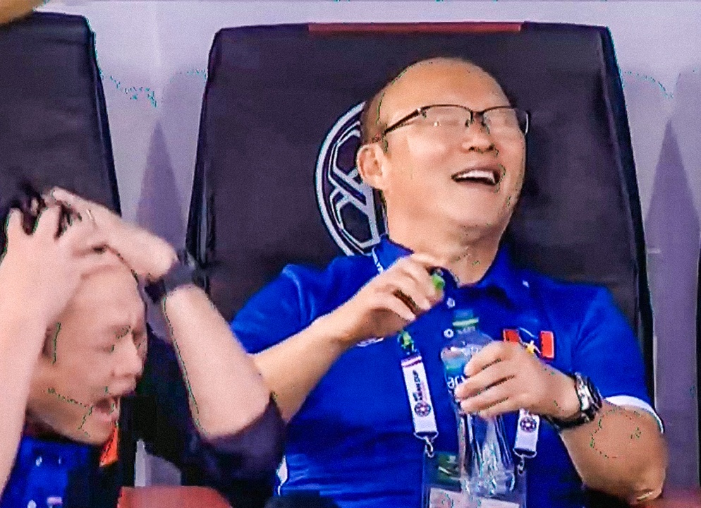 HLV Park cuoi lon sau pha bo lo cua Quang Hai hinh anh