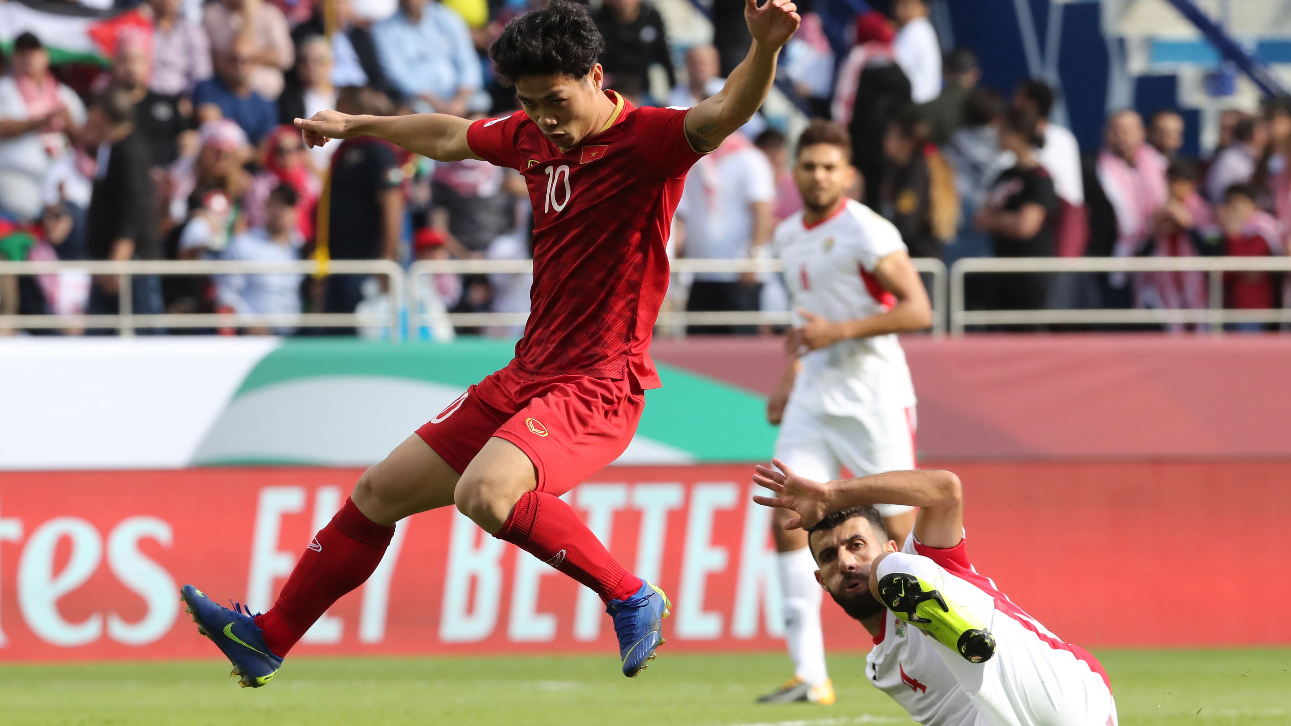 Ban thang go hoa cua Cong Phuong vao luoi Jordan hinh anh