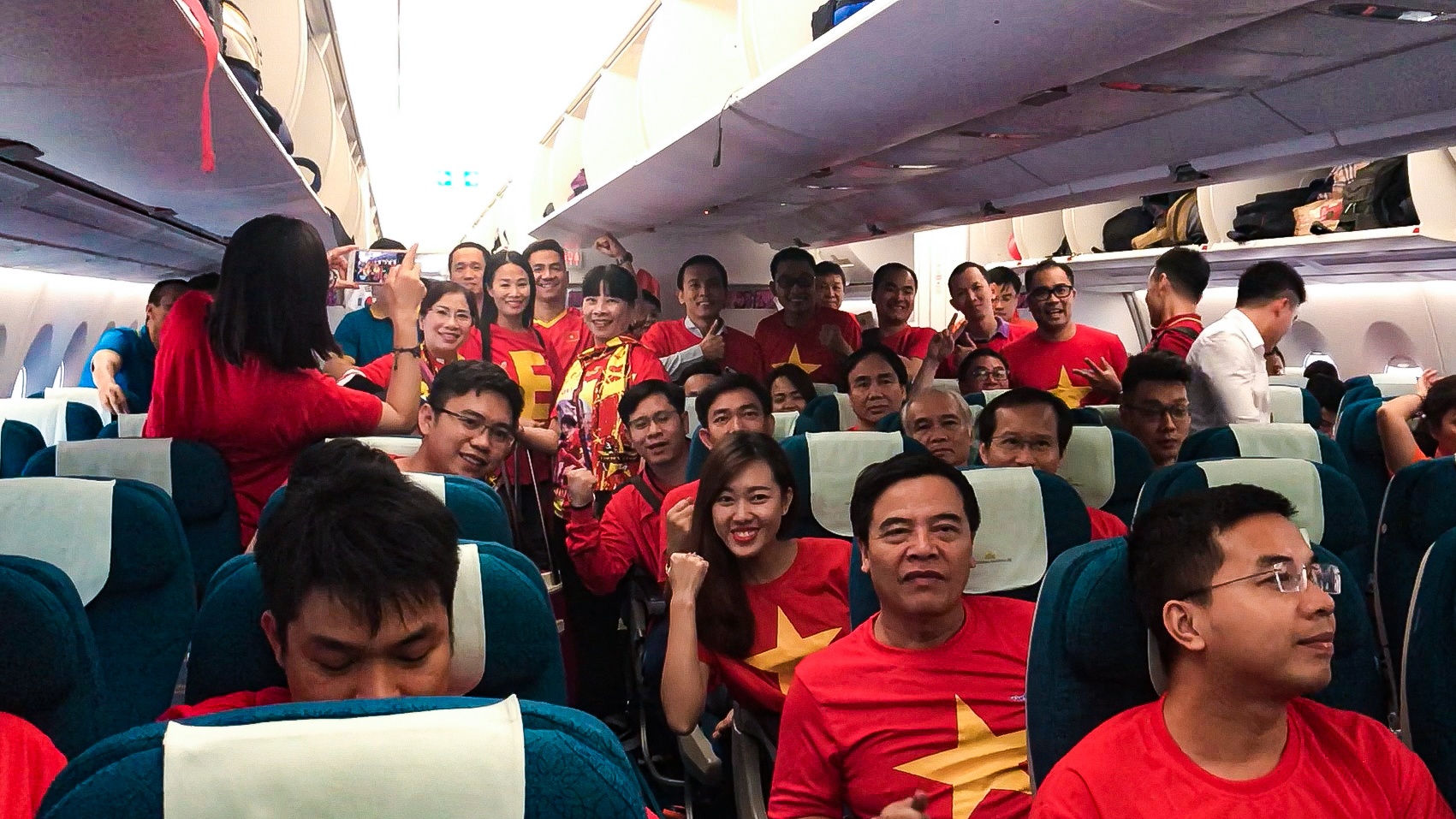 CDV Viet Nam vui ve hat truoc gio sang Dubai co vu doi tuyen hinh anh