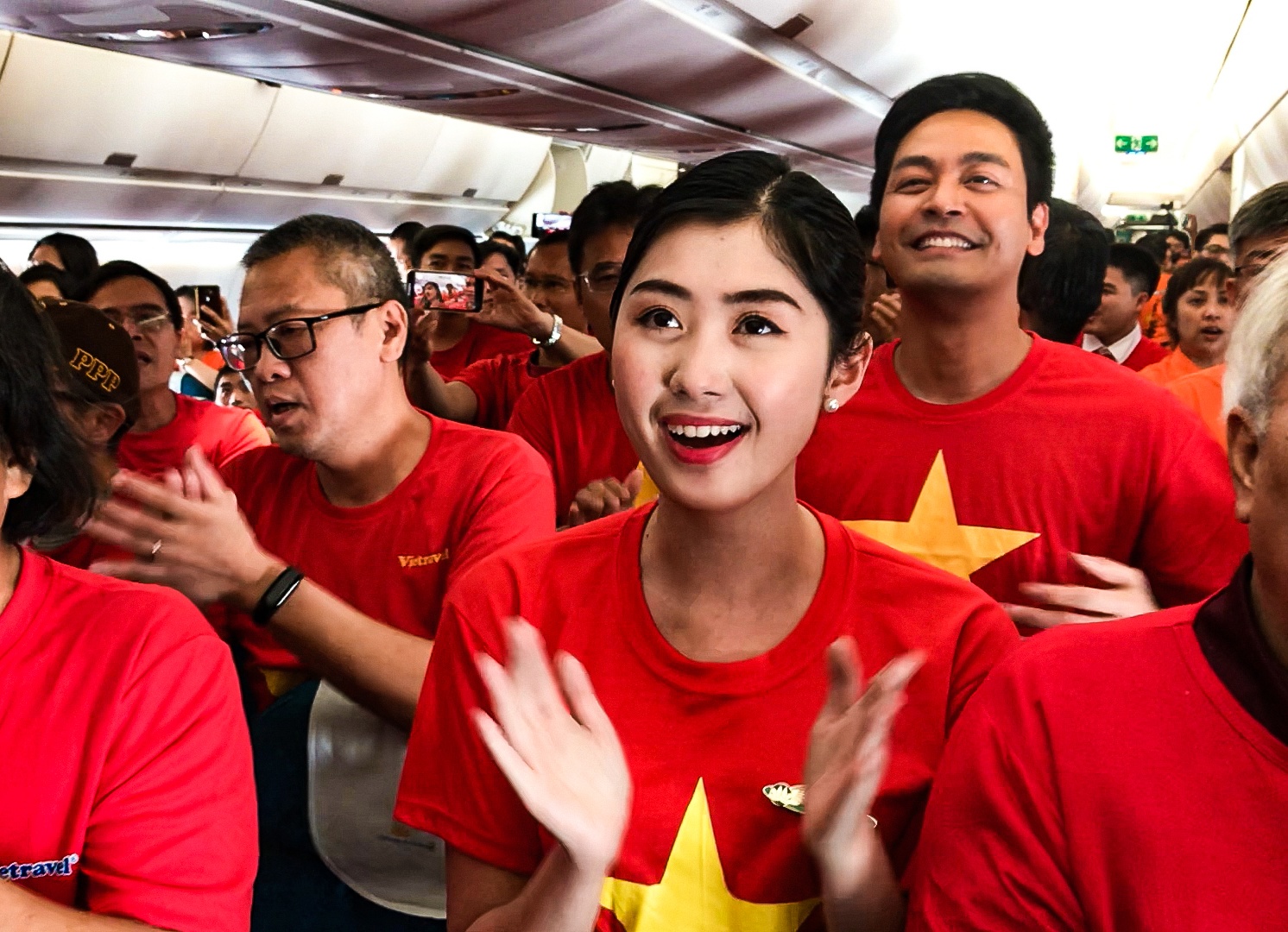 MC Phan Anh cung CDV Viet Nam hat quoc ca tren chuyen bay toi Dubai hinh anh