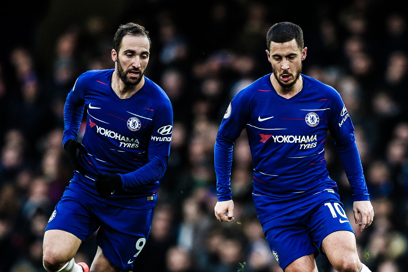 HLV Sarri dung Higuain du do Hazard o lai Chelsea hinh anh