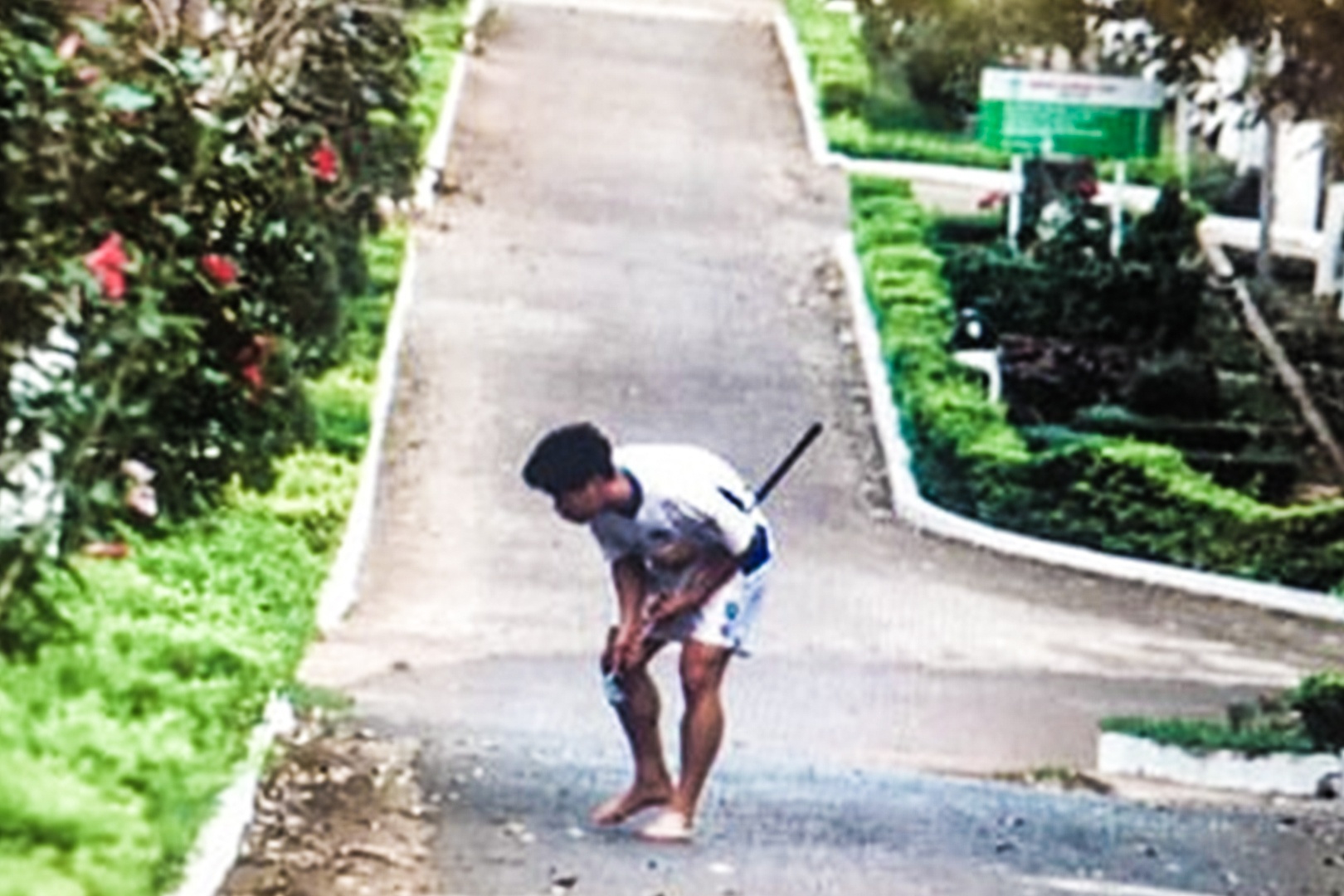 Cong Phuong danh golf roi di tim bong hai huoc hinh anh