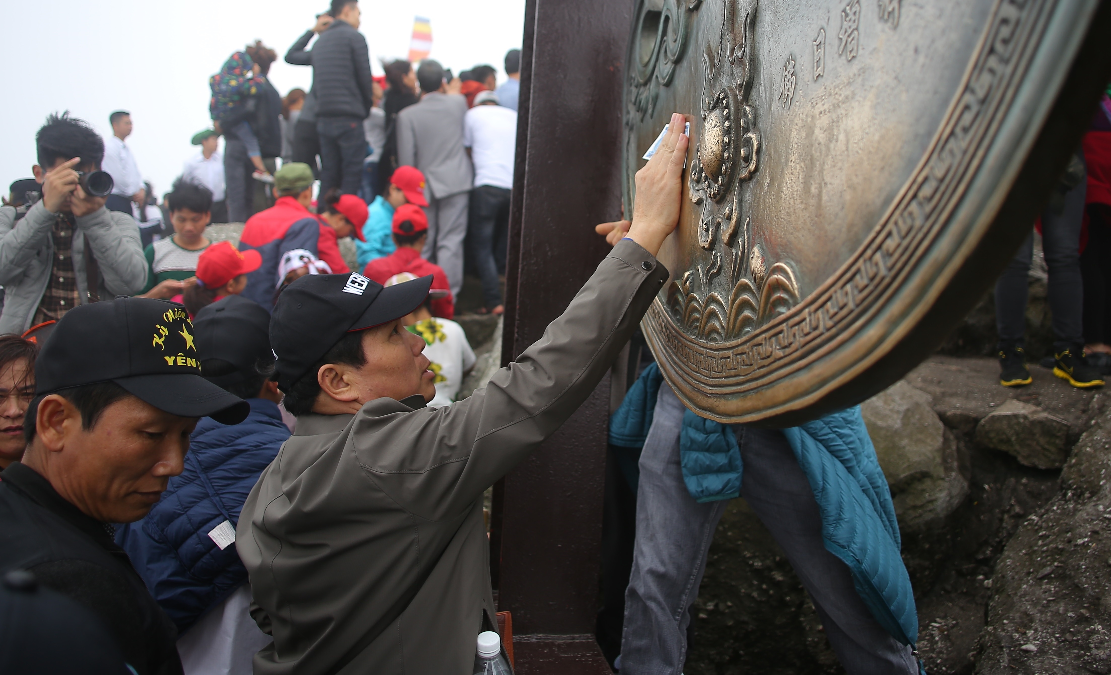 Du khach leo dinh Yen Tu: 'Mai tien vao chua Dong de lay may' hinh anh