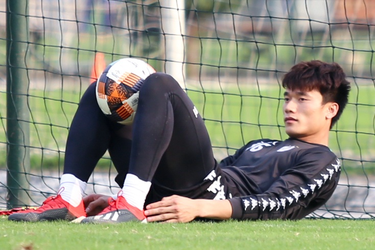 Bui Tien Dung ngoi ngoai trong buoi tap cua CLB Ha Noi hinh anh