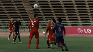 Pha pham loi tho bao cua cau thu U22 Thai Lan trong tran gap Viet Nam hinh anh