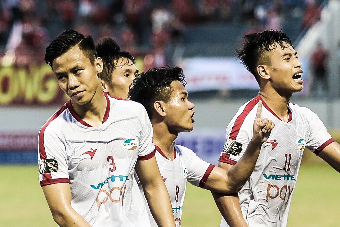 Thay Park chung kien hoc tro nhan the do dau tien tai V.League 2019 hinh anh