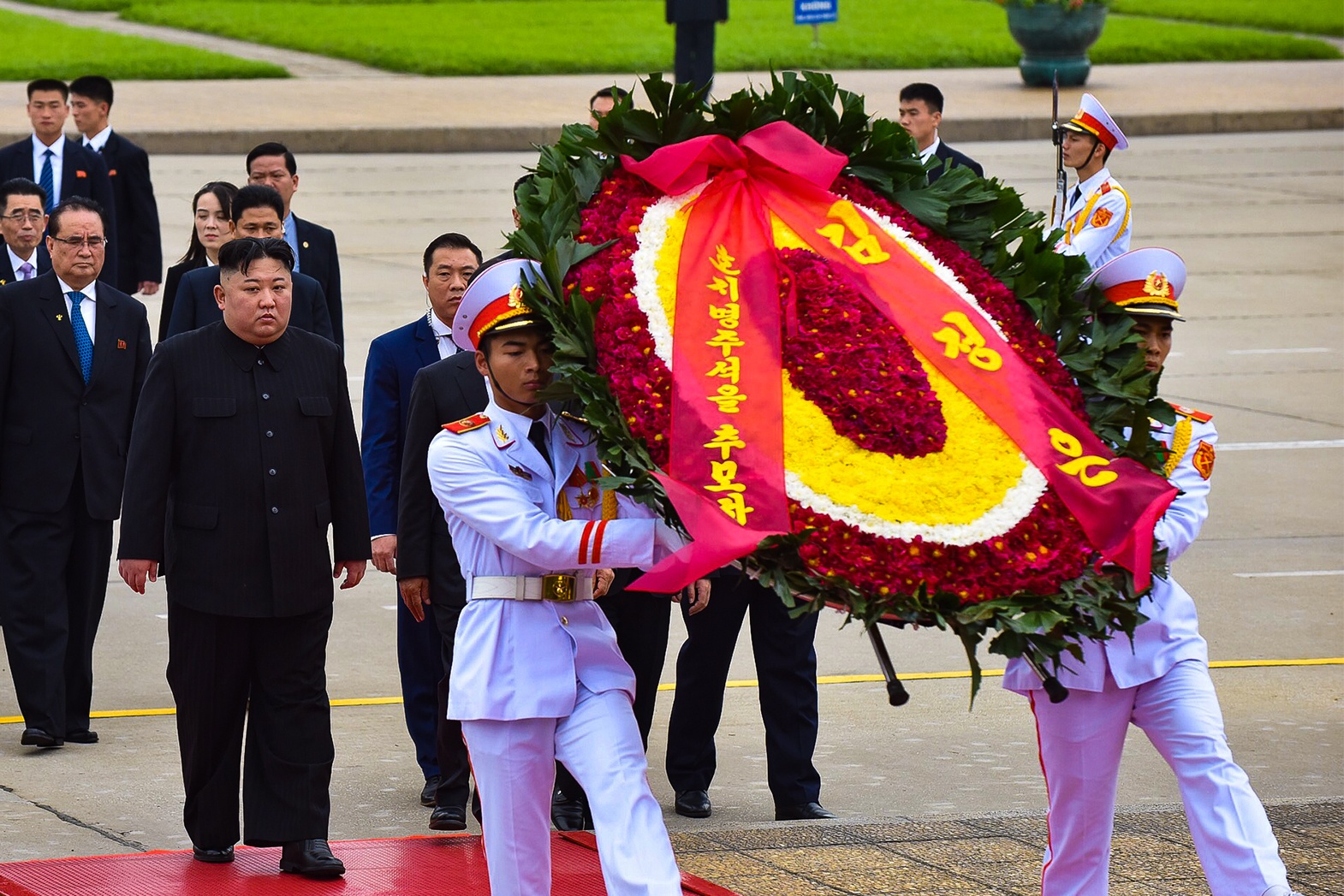 Ong Kim Jong Un vieng dai liet si va lang Chu tich Ho Chi Minh hinh anh