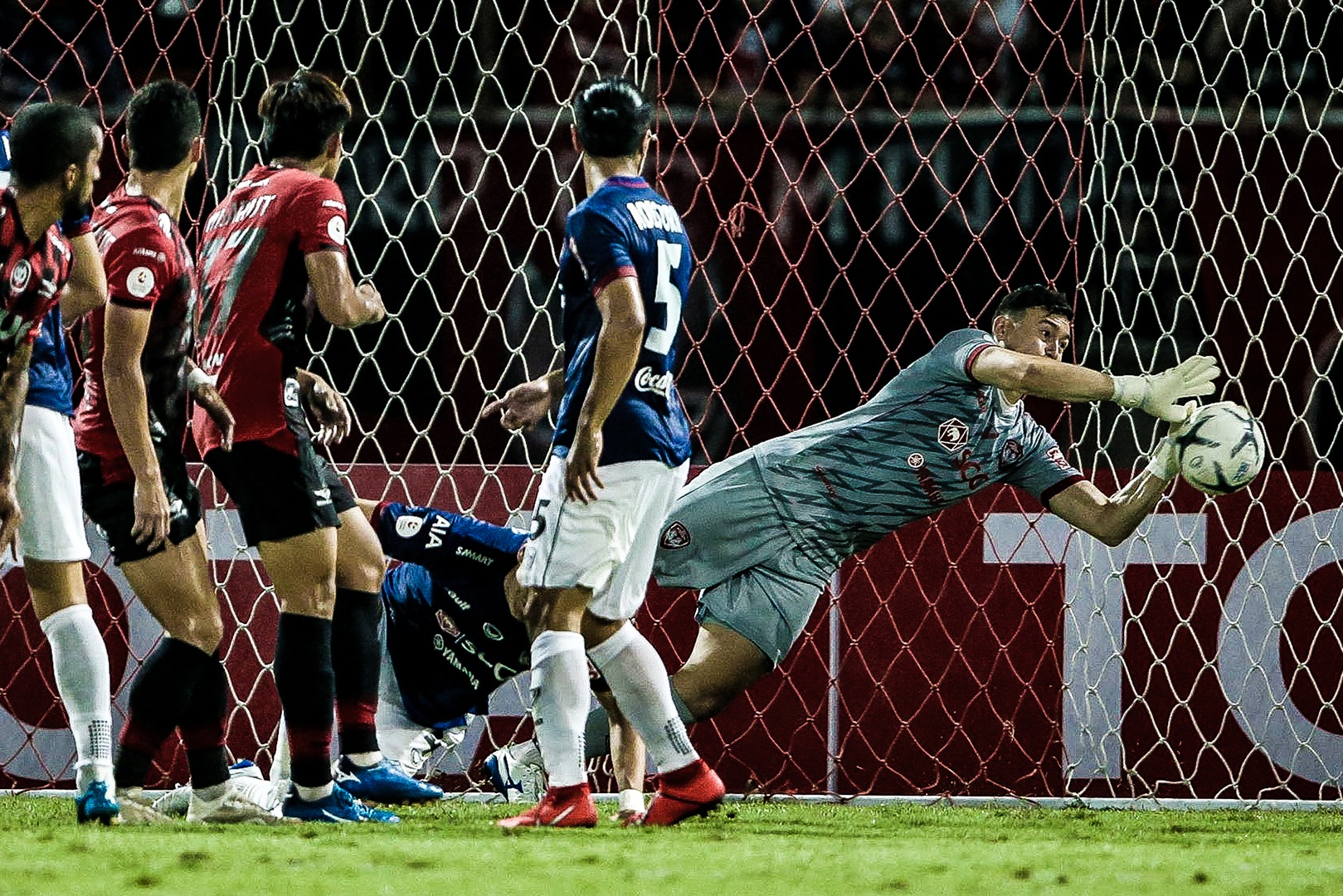 Man trinh dien no luc cua Van Lam truoc Bangkok United hinh anh