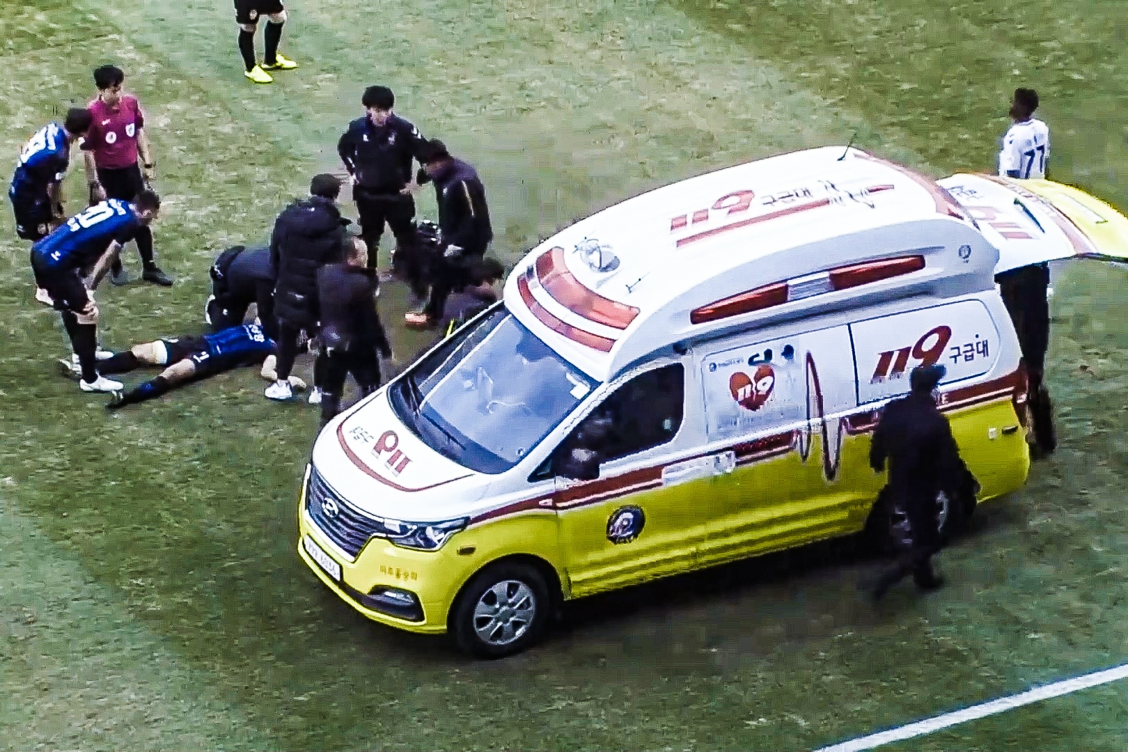 Dong doi Cong Phuong roi san bang xe cuu thuong ngay giua tran hinh anh