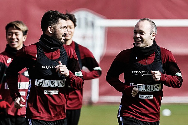 Bo doi cuu sao Barca cung nhau toa sang tren dat Nhat hinh anh