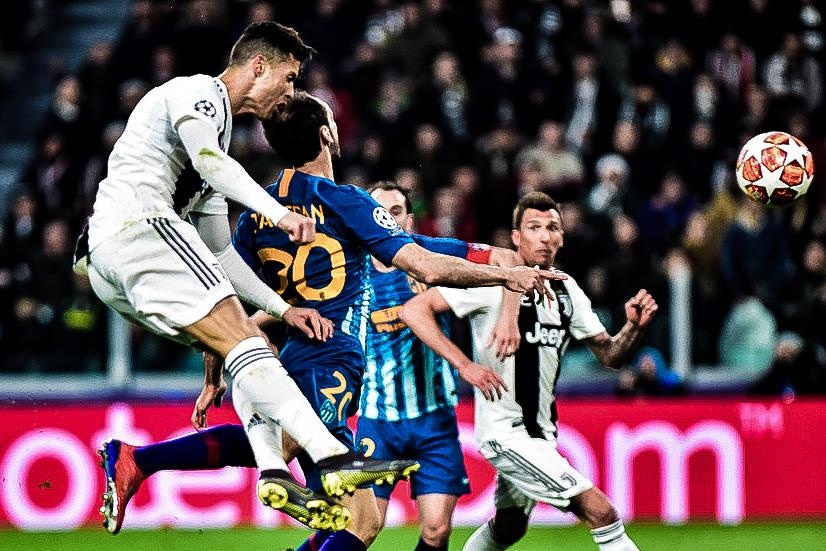 Pha bat cao danh dau tung luoi Atletico cua Ronaldo nhin tu khan dai hinh anh