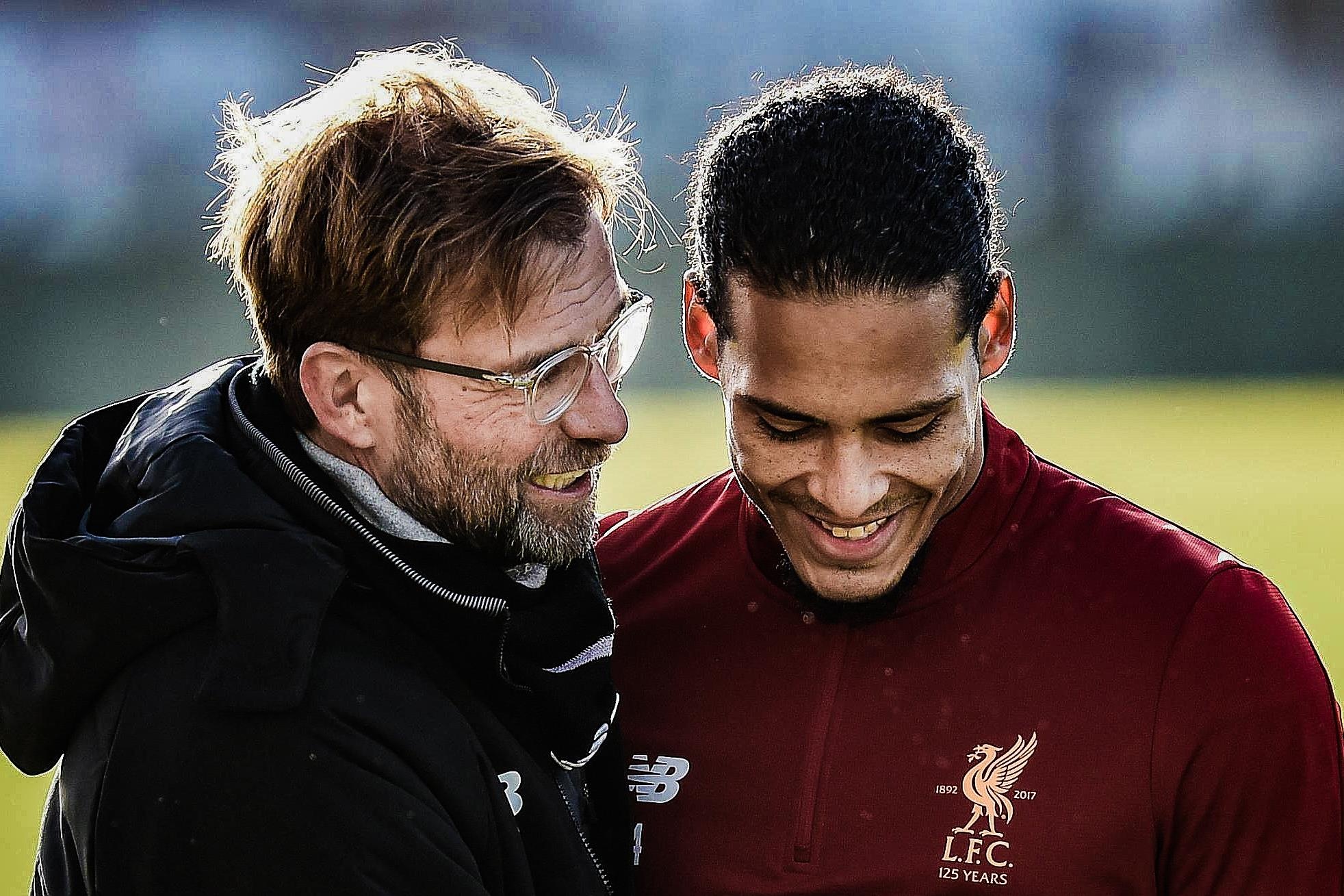 HLV Klopp: 'Toi co the viet sach ve Virgil van Dijk' hinh anh
