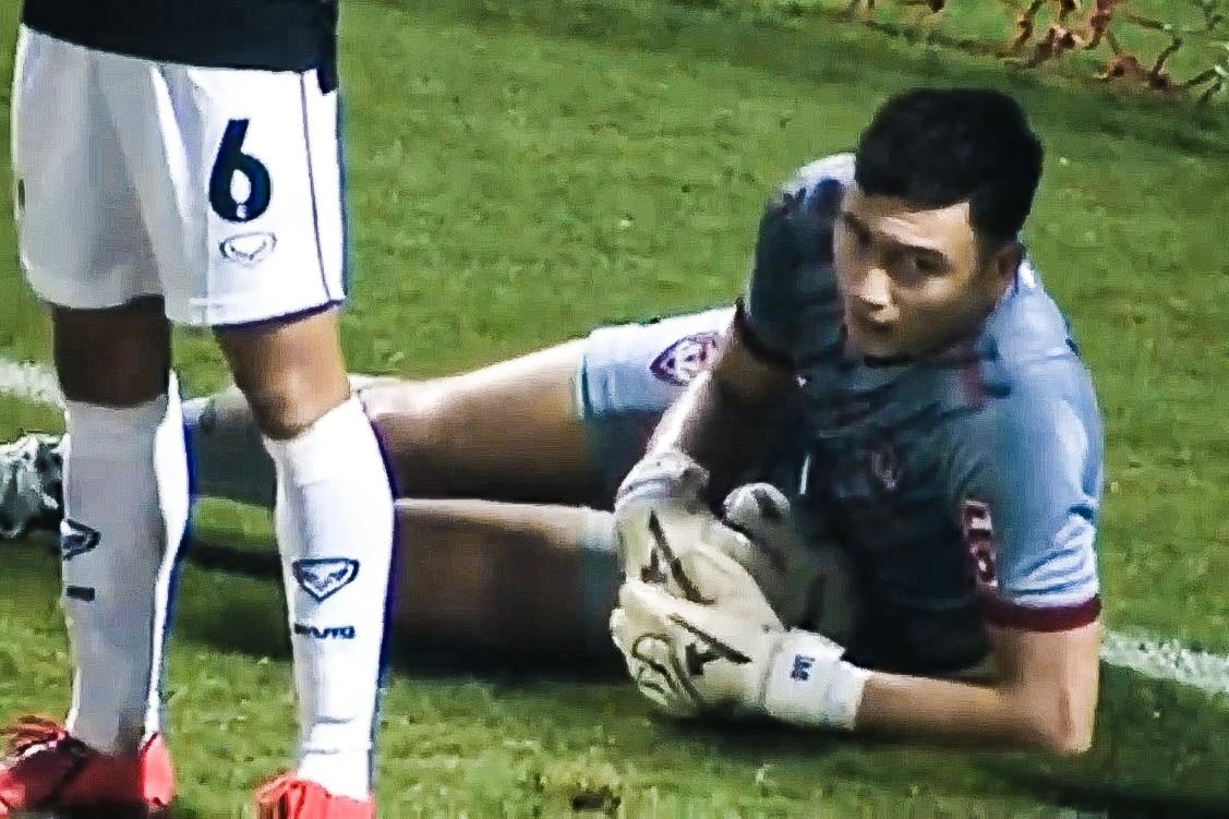 Tinh huong Dang Van Lam cuu thua cho Muangthong United o phut 90+6 hinh anh